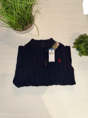 Mörkblå kabelstickad tröja Polo Ralph Lauren - Hej säljer en polo Ralph Lauren quarter zip tröja i storlek S säljs pga fel storlek😁  Fraktas samma dag som du köper produkten om de inte är helg🚚  Hör bara av er om ni skulle vilja diskutera pris få mer info elr mer bilder MVH Milo!😁