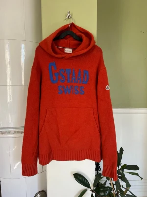 Moncler Gstaad Swiss  - Riktigt unik stickad Moncler hoodie med trycket ”Gstaad Swiss”. Storlek M. Hoodien är Äkta.