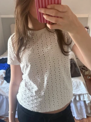 Tshirt zara - Snygg tshirt med hål design från zara