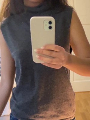 Jättesnygg polo tröja - Säljer en jättefin polotröja❤️den är i L fast sitter precis som i S❤️jag har S/XS egentligen fast den här satt perfekt på❤️har dock så många toppar så den har tyvärr bara kommit till användning 1 gång❤️pris går o diskuteras❤️tröjan är i ull❤️den var i deras premium kollektion 
