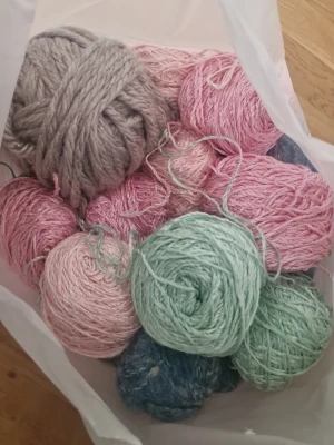 Garnnystan i pastellfärger - En påse med flera garnnystan i olika pastellfärger som rosa, mintgrön, grå och blå. Perfekt för dig som gillar att sticka eller virka och vill ha ett urval av mjuka och fina färger till dina projekt. Du får allt i denna påse för 99 kr, vilket är väldigt billigt eftersom du får ganska många. Några kan vara dåliga men de allra flesta är bra! De flesta är rosa