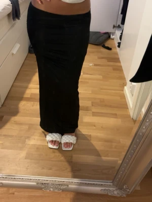Svart långkjol  - Säljer en svart lång kjol med slits på sidan i stolek xs 