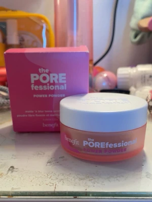 Benefit POREfessional Power Powder - Benefit the POREfessional Power Powder är ett mattande och utslätande löspuder i en rosa burk med vitt lock. Perfekt för att fixera smink och ge en suddig effekt på huden. Kommer i originalförpackning och innehåller 8g. Oöppnad och aldrig använd. Priset går såklart att diskutera kan sänkas