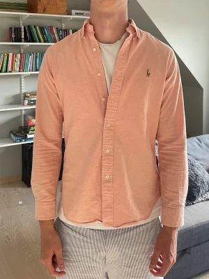 Ralph Lauren skjorta - Rosa - Riktigt snygg Ralph lauren skjorta i rosa. Storlek M slim fit. Modellen är 190cm och den är lite kort på honom. Perfekt nu till sommaren. Köp innan de är för sent! 
