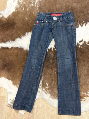 Raka Miss Sixty jeans - Mörkblå, raka, med stor knapp och coola fickor. Köpte secondhand men tyckte inte riktigt om hur den passade.Väldigt synd för tyckte om dem. Väldigt bra skick. Kan gå en lite i pris. Hade sakt typ 26-27 i byxor.