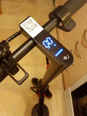 Xiaomi Mi Electric scooter  - Säljer en svart elscooter med digital display som visar hastighet och batterinivå. Scootern har handtag med greppvänligt mönster, ringklocka och röda detaljer på hjulen. Perfekt för att ta sig fram snabbt i stan. Nyskick. Utan laddare.