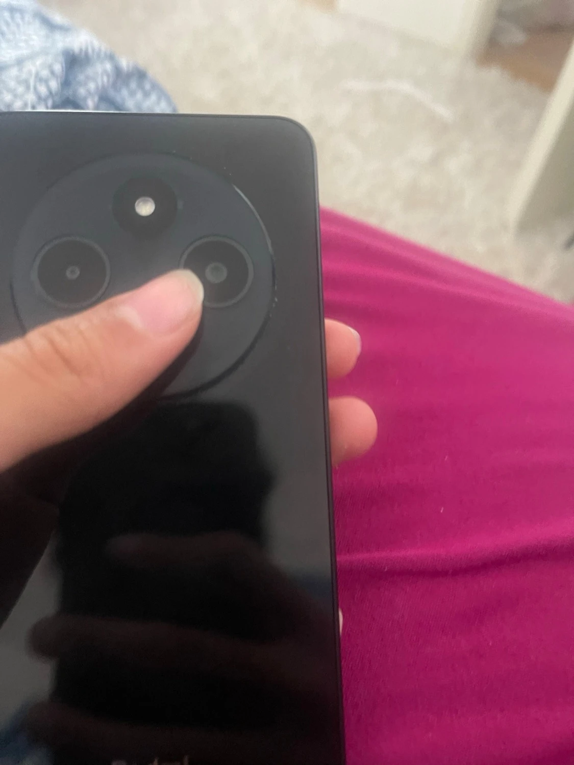 Svart Redmi mobiltelefon med trippelkamera - 3