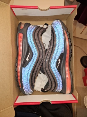 Reflective Air Max 97 OANVÄNDA  - Helt nya i original låda. Storlek 44.5. Special Edition som är sällsynta och är svåra att få tag på. Med unikt reflexmönster runtom skorna. Inga trades eller skambud, tack. Finns att hämta i  Uppsala eller skickas mot porto 