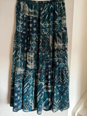 Långkjol Zara  - Jag säljer denna trendiga långkjol från Zara för ett super pris! Kommer inte till användning längre och i bra skick, passar super nu inför sommaren! Storlek S