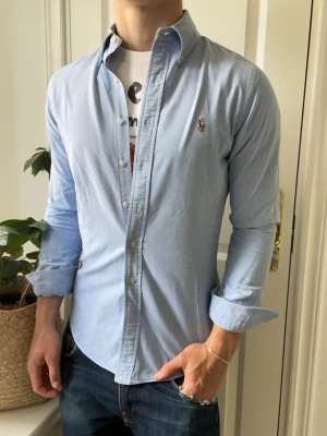 Ralph lauren skjorta  - Ralph lauren skjorta slim fit stretch oxford - den bästa skjortan RL har att erbjuda. Inga defekter! Modellen i bilderna är 180 cm 75 kg och bär Storlek S , Kom med frågor! 🌟 (Kan gå ned i pris vid köp av paket 😉) 