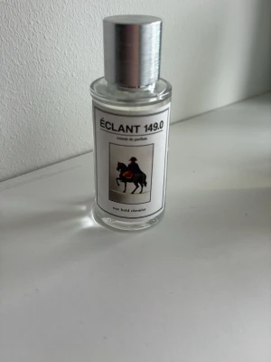 Éclant 149.0 parfym - Parfymflaska från One Bold Chemist med namnet Éclant 149.0. Flaskan är full. Har inte använt parfymen för jag har så många andra. Perfekt parfym om man vill lukta gott och den håller väldigt länge på huden. 50ml. Skriv om du undrar något👍