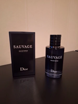 Dior Sauvage Herr Parfym - Säljer en full flaska av Dior Sauvage. En av de mest omtyckta herrparfymerna någonsin tack vare sin fräscha, maskulina och kraftfulla doft.  Med noter av bergamott, peppar och ambroxan får man en ren och självsäker känsla som fungerar i alla situationer. Väldigt lätt att bära och får mycket komplimanger.  • Full flaska • Fräsch och maskulin • Väldigt bra hållbarhet • Perfekt året runt • Säker komplimangdoft