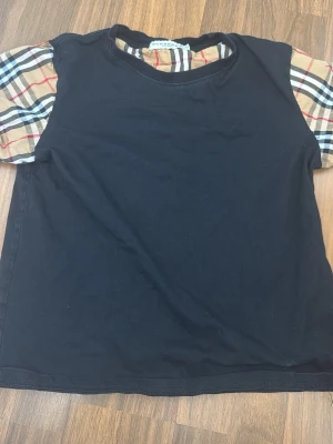 Burberry - T-Shirt - Size: M                                                                No defects and its authenthic