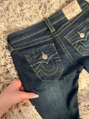 true religion jeans  - Säljer ett par populära true religion jeans i mörkblå! I jättefint skick bara lite slitna nere vid hälen 💓[Köp båda mina true religion jeans för 1500kr istället för 2698kr!!]
