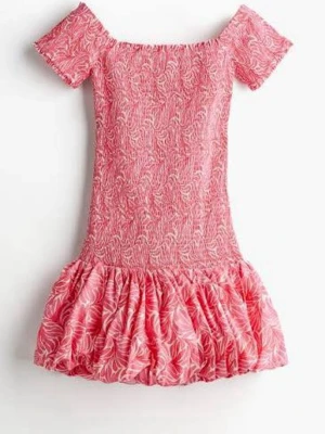 H&M Off shoulder klänning - Jätte snygg smockad off shoulder klänning, men är för kort för mig. Storlek M men passar xs/s🩷