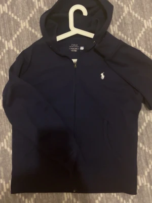 Mörkblå hoodie från Polo Ralph Lauren - Fick i present men verka lite små för mig