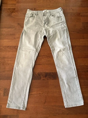 Ljusgrå slim jeans - Snygga ljusgrå jeans från Only & Sons i modellen  Slim. Storleken är 32/32 
