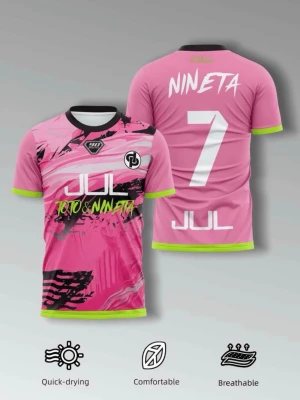 Färgglada fotbollströjor JUL & PNL - Två snygga fotbollströjor i funktionsmaterial, en i rosa med neongröna detaljer och en i blått med gula detaljer. Båda har tryck fram och bak, rund halsringning och korta ärmar. Perfekta för träning eller match, snabbtorkande och andas.