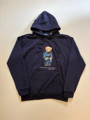 Ralph Lauren polo Bear hoodie - Marinblå Ralph Lauren polo bear hoodie // 10/10 skick aldrig använd // storlek XL // längd 70cm axelbredd 54cm armlängd 64cm // skriv vid minsta fråga eller fundering🤝