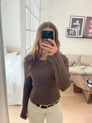 Glittrig tröja  - Beige/brun glittrig tröja som går att använda på både håll. Ett litet slitage på ena sidan, men syns inte mycket när plagget sitter på. 