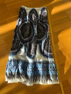 Långkjol med blått och svart mönster - Långkjol med svart och blått mönster, köpt i Thailand! Inga defekter och sparsamt använd💞