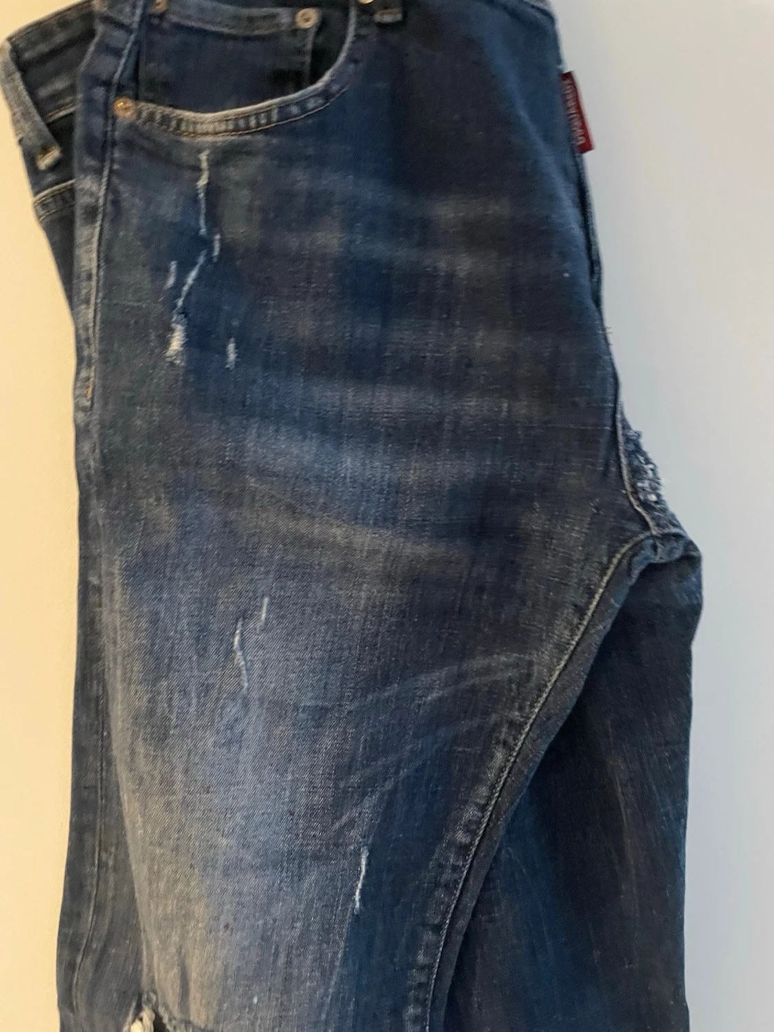 Mörkblå slitna jeans med raka ben