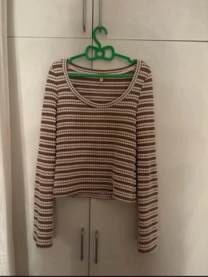 Beige tröja - Nästan helt ny, använt en gång. Storlek M 