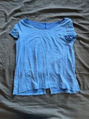Blå t-shirt från Odd Molly - Snygg blå t-shirt från Odd Molly med rund halsringning och korta ärmar. T-shirten är i mjuk bomull och har en liten broderad Odd Molly-logga nertill. Perfekt för en avslappnad och stilren look.