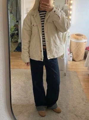 Beige teddyjacka i manchester - Säljer denna sjukt snygga manchesterjacka i beige med varm fodring.  Oversized fit och i väldigt bra skick. Perfekt för en kall sommarkväll eller till hösten. Hör av er vid frågor <3