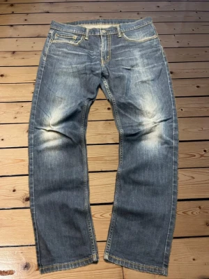 Levis 511 - Levis 511 jeans i storlek 32/30. Jeansen har en sjukt snygg wash och är i mycket bra skick. Skriv vid eventuella funderingar😁  Fraktar inom 1-2 dagar