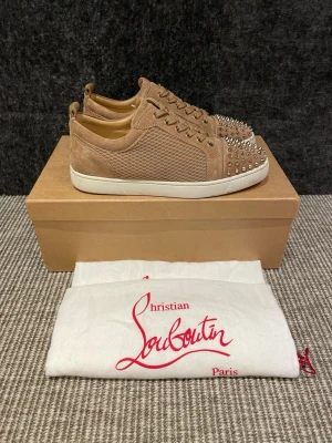 Christian Louboutin skor  - Hej, säljer nu dessa svin snygga Christian Louboutin. Skorna är i grymt skick! Begränsat antal boxar och dustbag. Hör av dig vid frågor. 