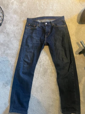 Levi's mörkblå raka jeans - Säljer ett par klassiska mörkblå jeans från Levi's med raka ben och modell 502. Storleken på längden är ej korrekt eftersom jag har sytt upp så de passar någon som är 170-175