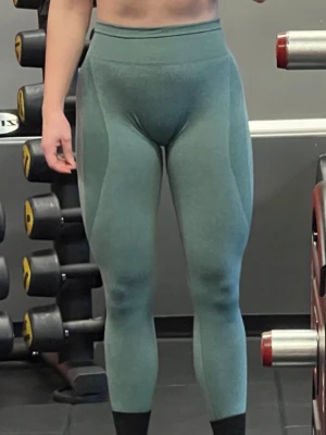 NVGTN Forest Green Contour Seamless Leggings - Jättefint skick, märks knappt att de är använda. Säljes pga blivit för små för mig.