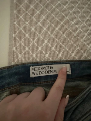 Blå bootcut jeans från Vero Moda - Säljer ett par klassiska blå bootcut jeans från Vero Moda. Jeansen är lågmidjade och ändå ganska stretchig.