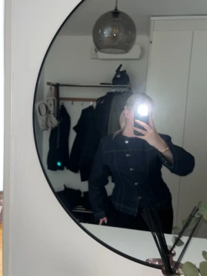 Figursydd jeansjacka med sned knäppning - Snygg mörkblå figursydd jeansjacka med snedda knappar framtill och kontrastsömmar. Jackan har rundad halsringning och raka ärmar. Använd 1-2ggr, nypris 599:-💞