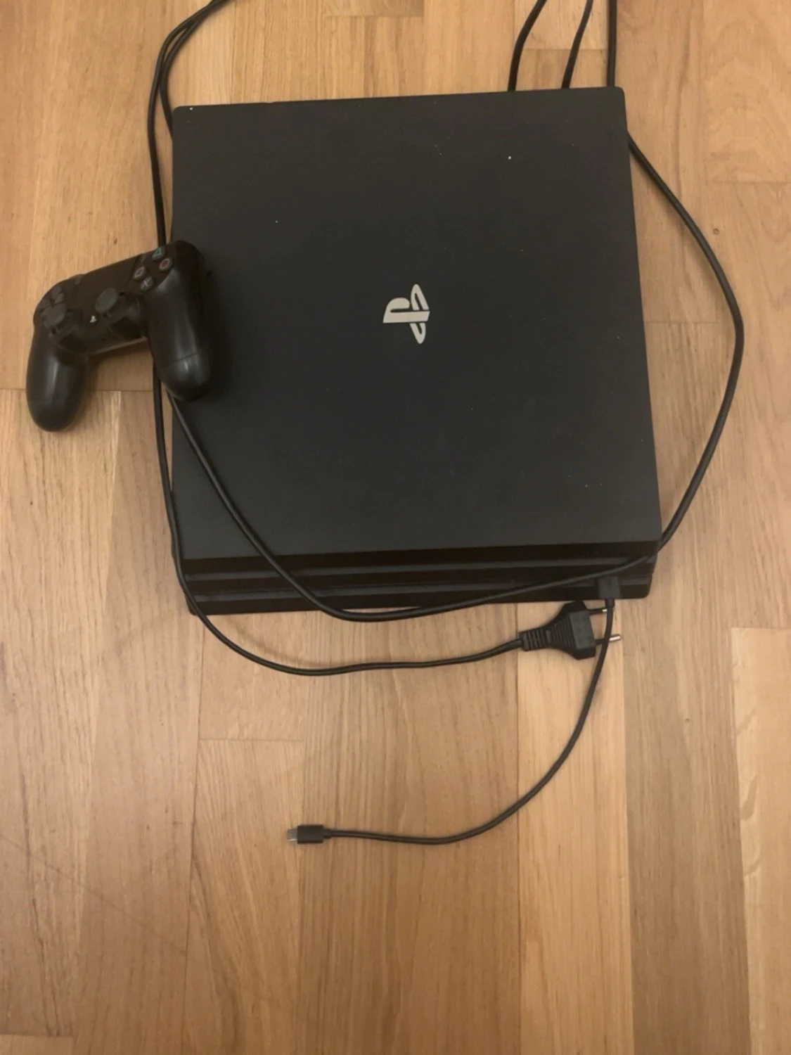 PlayStation 4 Pro med handkontroll