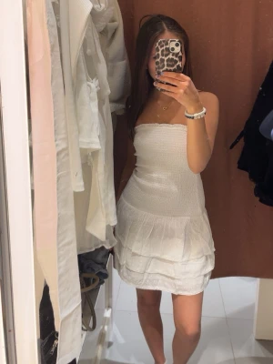 Vit klänning Gina tricot  - Säljer denna då jag bara hade den som skolavslutningsklänning och bara använt den då. Känner inte riktigt att de va min typ av klänning så därför säljer jag.