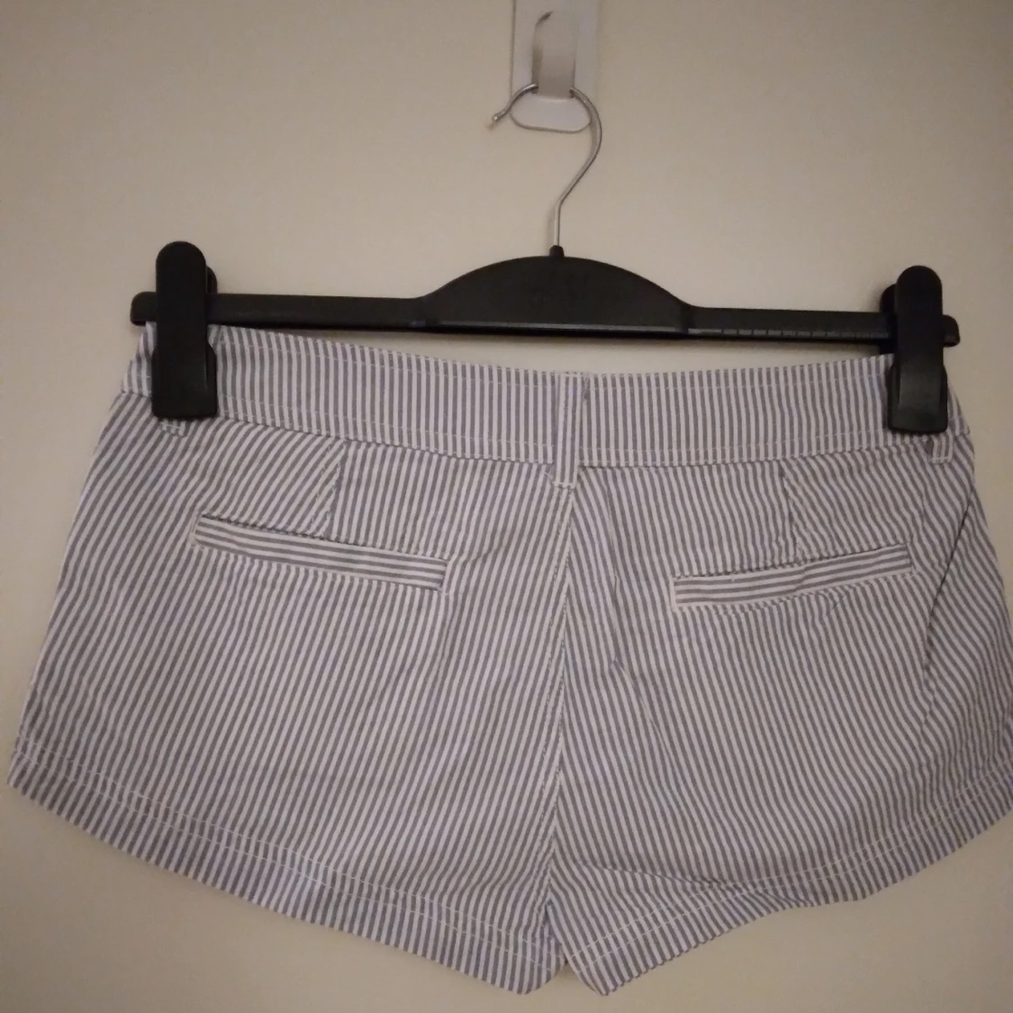 NYA, OANVÄNDA randiga shorts. Ljusblå / vit. Storlek: 34 / XS-SMALL. Felfria. - 2