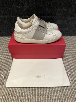 Valentino skor  - Hej! Säljer nu dessa svin snygga valentino skor. Skorna är i okej skick! Begränsat antal boxar och dustbags. Hör av dig vid frågor.