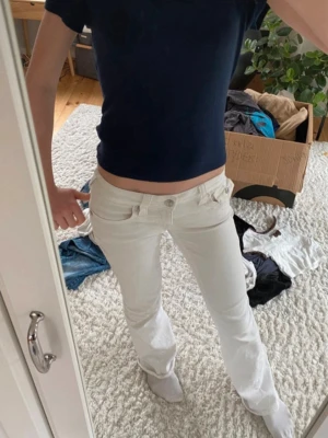 Mörkblå topp från Gina Tricot  - Snygg mörkblå topp med fyrkantig ringning. Mjuk och stretchig i bomullsmix, perfekt till jeans eller kjol. Enkel men trendig design som passar till många stilar. I storlek 170