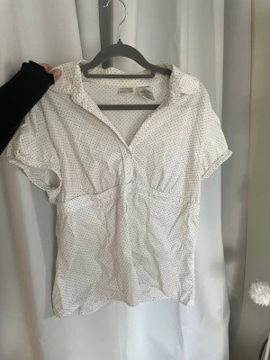 Trendig prickig blus  - Söt trendig vit blus med små svarta prickar, köpt i usa. 