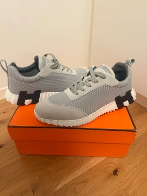 H skor  - Snygga grå h sneakers passar båda för fin middag men även ett vanligt häng en fredagskväll med vännerna och även mycket mer båda stil och komfort! Passa på inna sommaren!! 