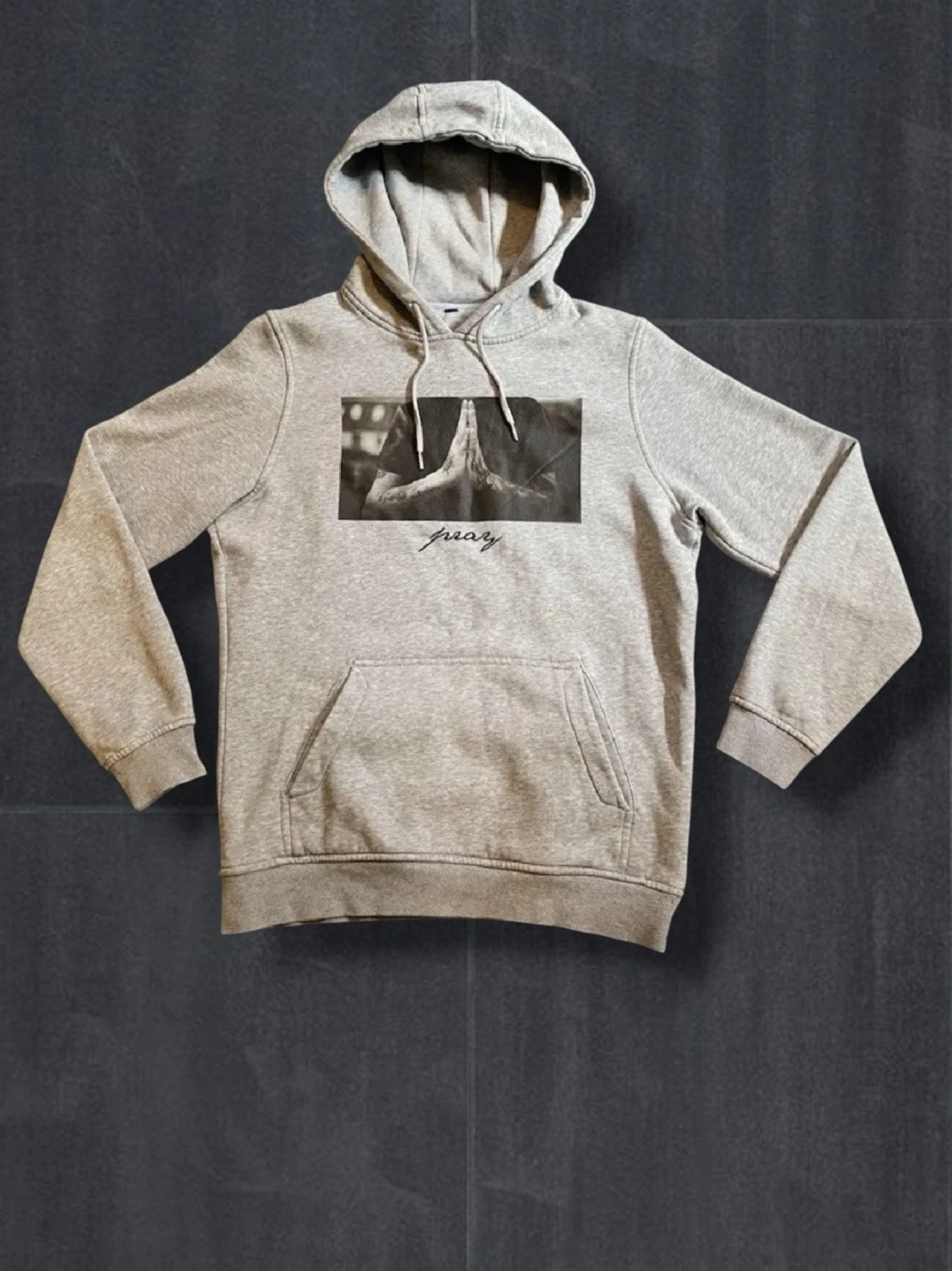 Grå hoodie med tryck och ficka