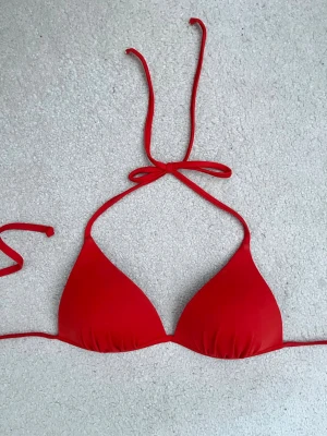 Röd trekantsbikini med knyt - Snygg röd trekantsbikini med knyt i nacken och ryggen från bikbok
