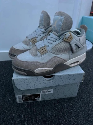 Air Jordan 4 ”Craft Photon Dust” - Plagg:Air Jordan 4 ”Craft Photon Dust” Storlek:42 Nypris:2099 Mitt pris:599 Skick:7/10  Märke/Brand:Nike Air Jordan Färg:Ljusblå,Gul/Guld Passform:Storlek 42-43 Användning:Sparsamt Anväda Övrigt:Kvitto Finns  Priset är inte hugget i sten🪨🪓 Fraktar Inom 24 h📦 Skriv Vid Minsta Lilla Intresse😃