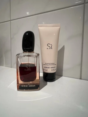 Giorgio Armani Sì parfym & body lotion - Säljer ett set med Giorgio Armani Sì parfym och matchande body lotion. Parfymen var 50ml från början så ungefär 30ml kvar. Bodylotion är 75ml och endast testad. 