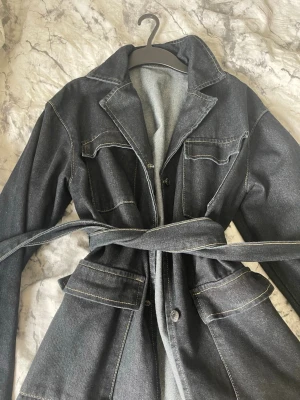 Jeans kappa - Säljer en snygg jeans kappa som inte kommer till användning, storlek S från SHEIN 