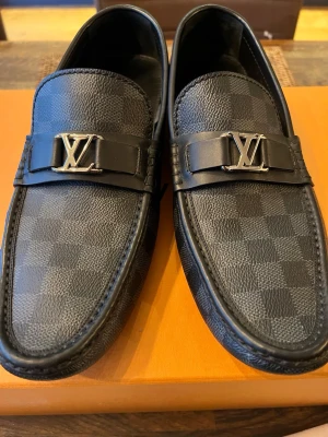 Louis Vuitton svarta loafers herr - Säljer ett par sjukt fina Louis Vuitton loafers i storlek 44/uk9,5 i otroligt bra sick, endast använda 5 gånger, box och två dustbags medföljer skulle uppskatta sicket att vara 9/10. Sicka gärna bud 😊
