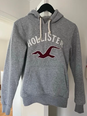 Hollister hoodie - Riktigt snygg Hollister hoodie | Mycket fint skick✅| Står storlek M men sitter mer som s/xs. Mått:                                                    Längd från kragen och ner: Ca 52 cm  Axelbredd: ca 41 cm
