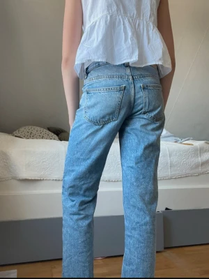 Ljusblå raka jeans - Säljer ett par ljusblå jeans med rak/baggy ben. Jätte fina och passar perfekt på våren!